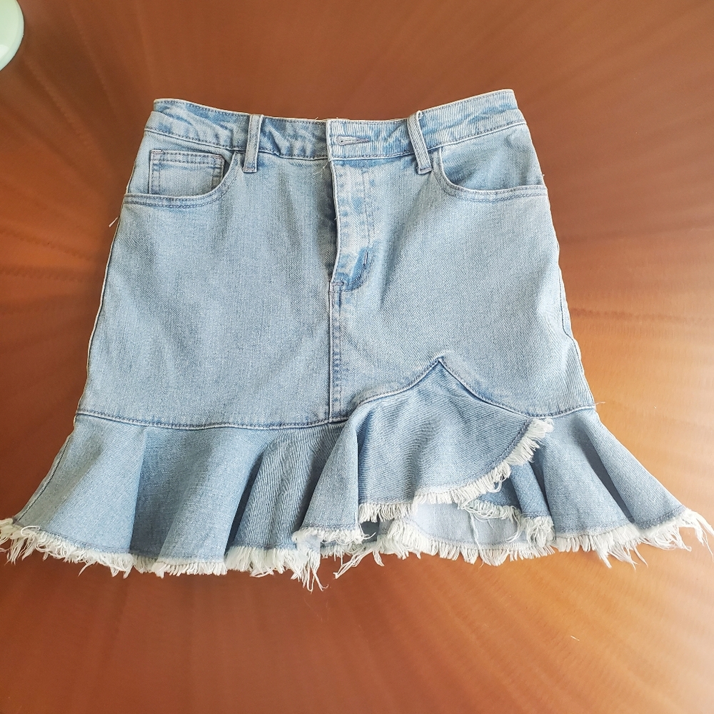 Paradisco  mini skirt  .size 8 MODERN style  its pretty